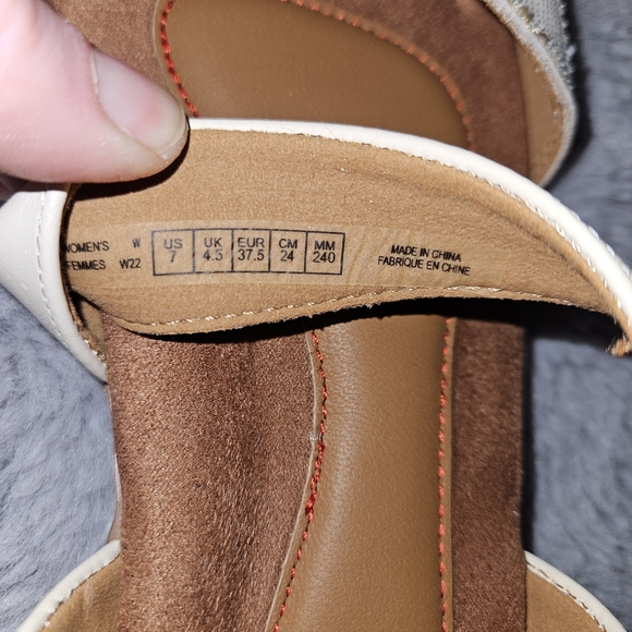 NEW! Cobb Hill Women's Size 7 White Tan Leather Sandals Zion Flats NIB - Picture 8 of 11